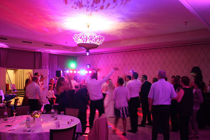 DJ Fabian Jardin in Bonn um Umgebung hier im Hotel Königshof in Bonn direkt am Rhein dir perfekte Hochzeit