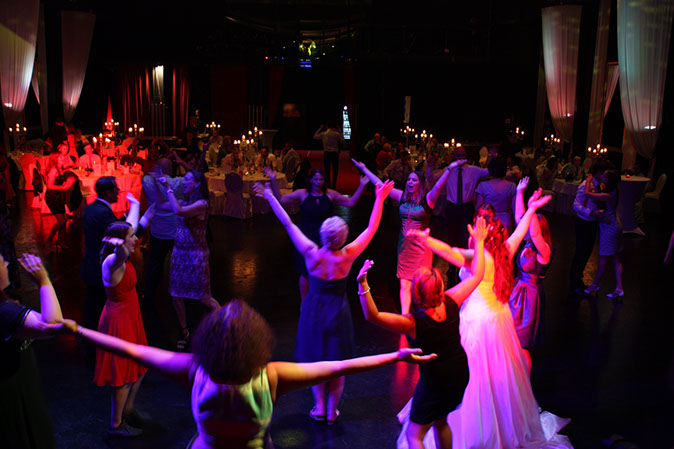 DJ Düsseldorf für Hochzeit in Theater der Träume mit DJ Fabian Jardin dem Hochzeits DJ für Düsseldorf und Umgebug