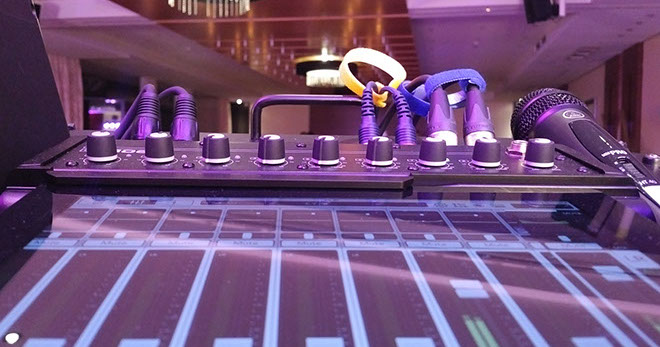 DJ ohne Technik mit vorhandener Veranstaltungtechnik, iPad Mischpult und AKG Mikrofon bei Hochzeit in NRW