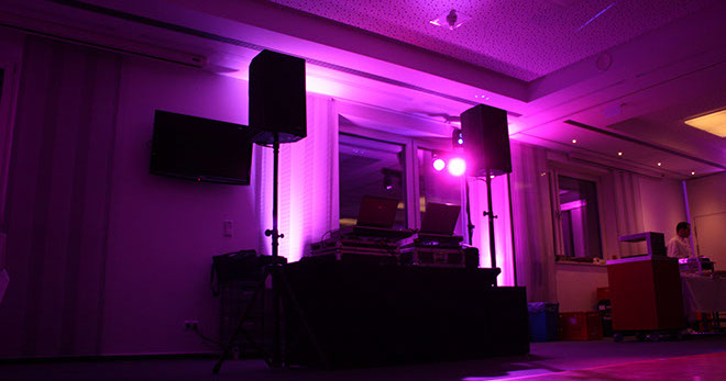 DJ für Kerpen auf Firmenevent mit DJ Paket Standard, DJ Weihnachtsfeier in Kerpen mit Veranstaltungstechnik von HyperTonLicht